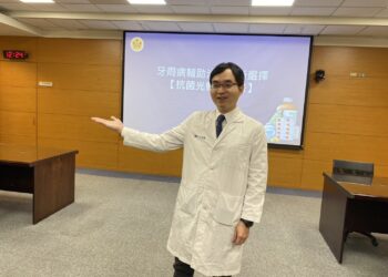 成醫牙周病科丁羣展醫師推薦牙周病輔助治療新選擇「抗菌光動力療法」