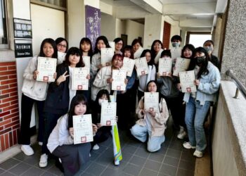 弘光科大語言治療與聽力教材獲獎　利用遊戲方式讓長者及孩童練習語言表達