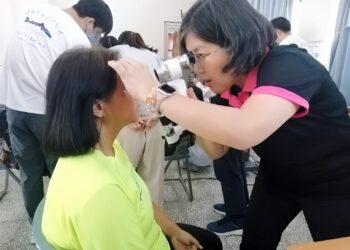 練射箭能防近視！東澳小學義診發現射箭隊眼力特好