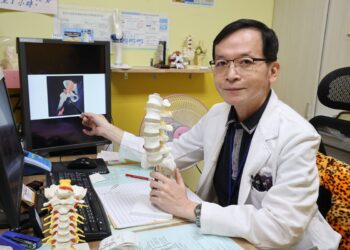 阿伯雨天「劈腿」右腳抬不起來花十萬元挨兩次刀　醫師診斷為「彈響髖」一針解決