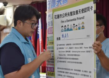 友善失智鄰里相伴 魏嘉彥簽署失智友善天使認同卡