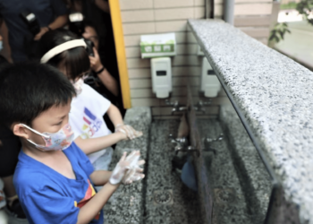 防疫不鬆懈!新北校園啟動全面消毒 口罩、洗手、疫苗不可少