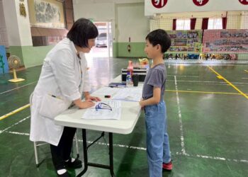 學童近視加深　信賴眼科義診列車開到頂六