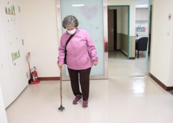 婦人換人工關節併發慢性骨髓炎10年來痛不欲生　接受高壓氧擺脫惡夢