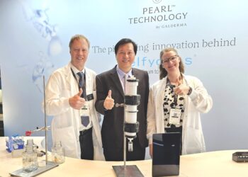 王正坤醫師出席摩納哥2025 AMWC世界美容醫學大會與科學家交流醫美科技