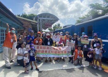 嘉義縣助家庭照顧者喘息　體驗五分車尋「蜜」出遊