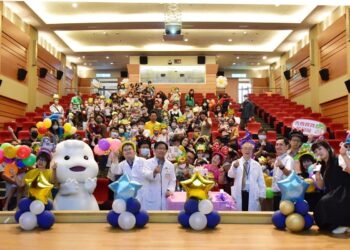 影音/彰濱秀傳早產兒回娘家　67位早產兒及家屬一起切蛋糕慶祝