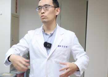 女重訓能舉一百公斤仍下背痛 中醫師從針灸、徒手調整及教導呼吸著手