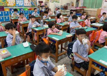 嘉市施行「班班喝鮮奶」政策　學童成長「鈣」均衡