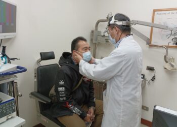 男左耳中風從單聲道回到立體聲 雞尾酒式療法2週恢復聽力